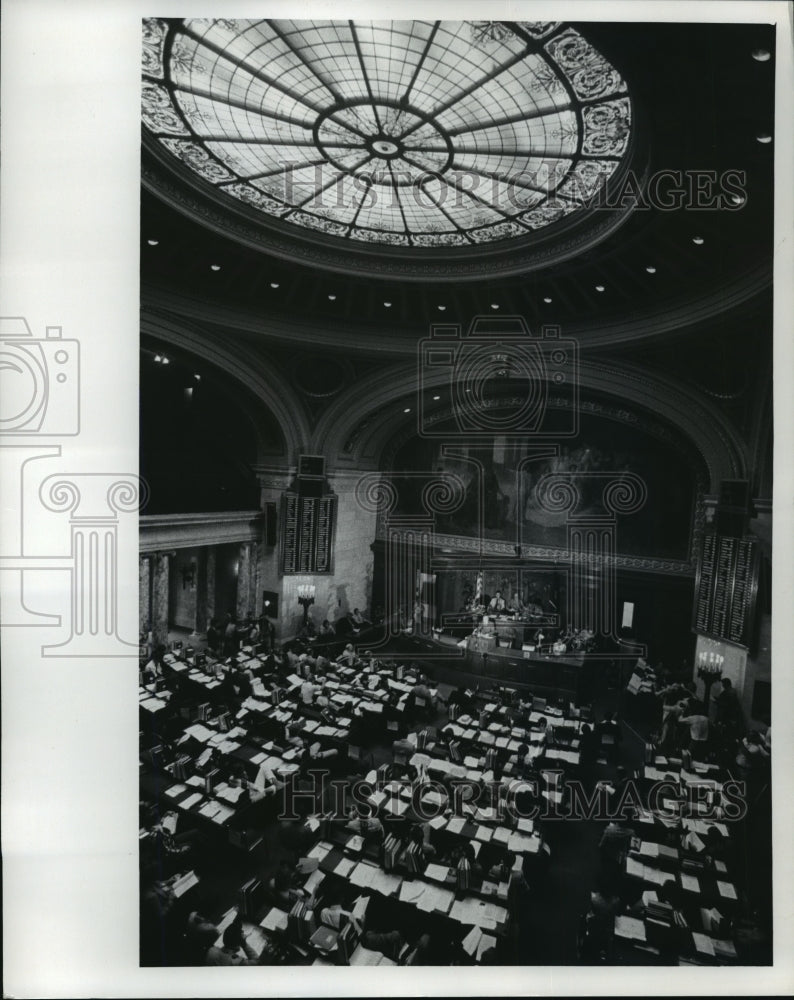 1977 Press Photo Acting Gov.Schreiber addressed joint session of the Legislature-Historic Images