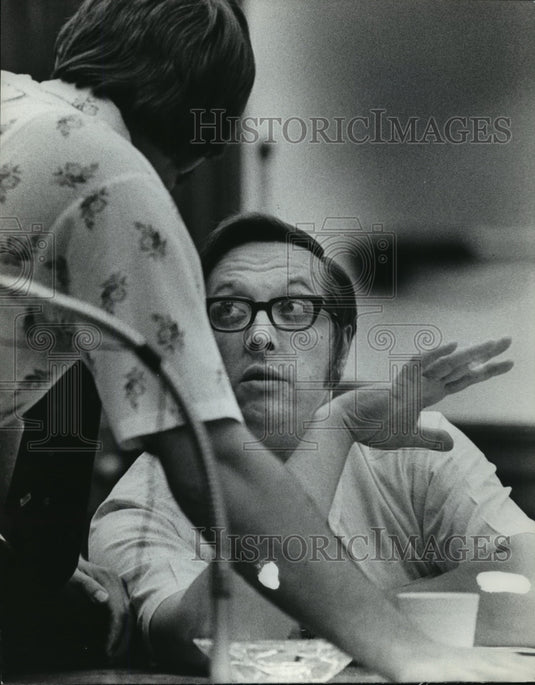 1975 Press Photo Rep. Johnson talks to Rep. Willkom, Wisconsin Legislature-Historic Images