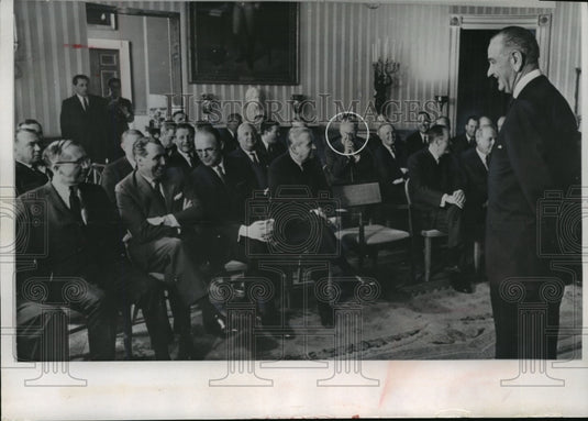1966 Press Photo Wisconsin Gov. Knowles snaps picture of Pres. Johnson-Historic Images
