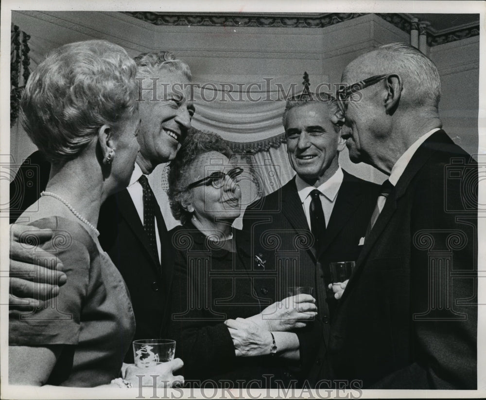 1964 Press Photo Warren Knowles greets new Richmond doctor J.H. Armstrong-Historic Images