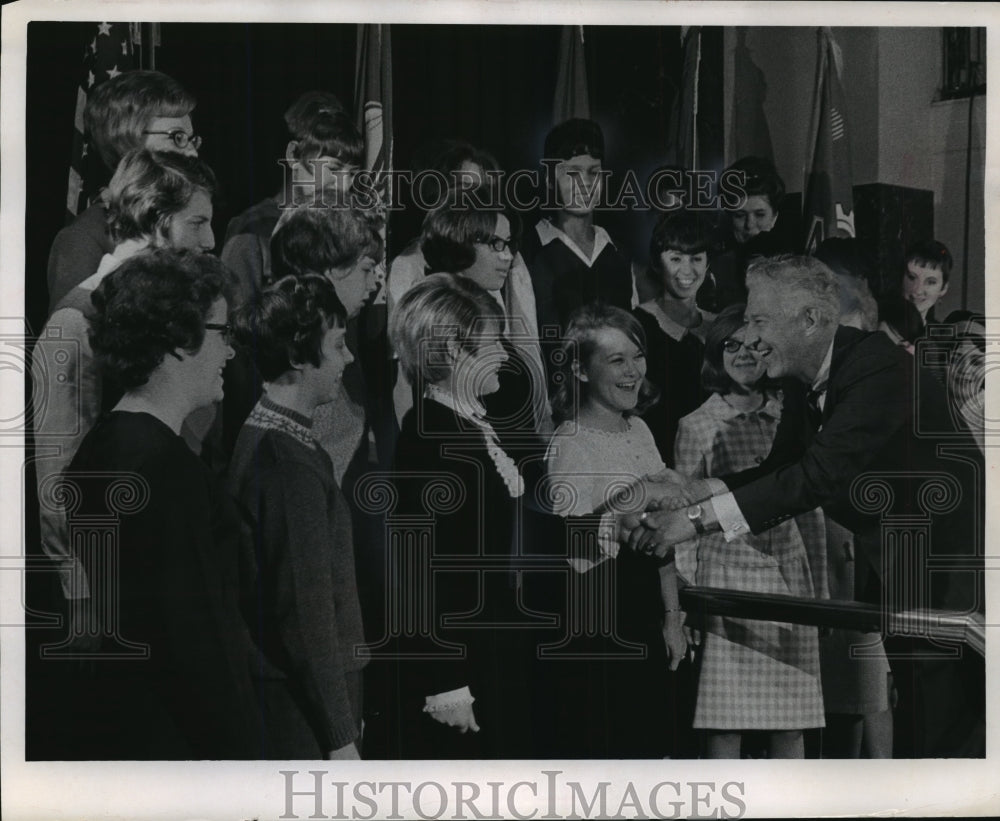 1968 Press Photo Gov. Knowles congratulated women&#39;s army corps in ceremonies-Historic Images