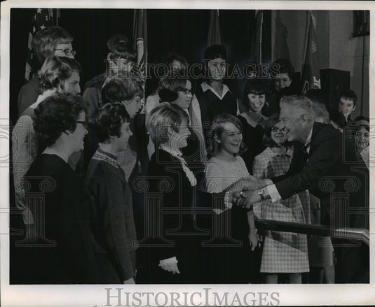 1968 Press Photo Gov. Knowles congratulated women's army corps in ceremonies-Historic Images