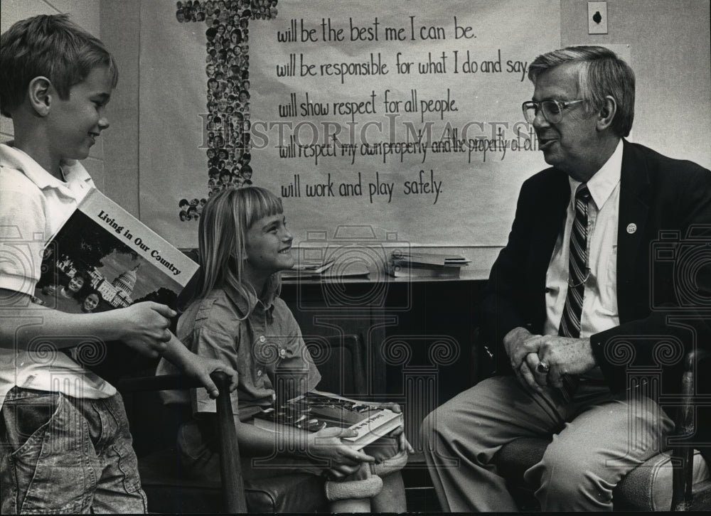 1988 Press Photo Principal Landis Knutson talked to students Phillip &amp; Jennifer-Historic Images