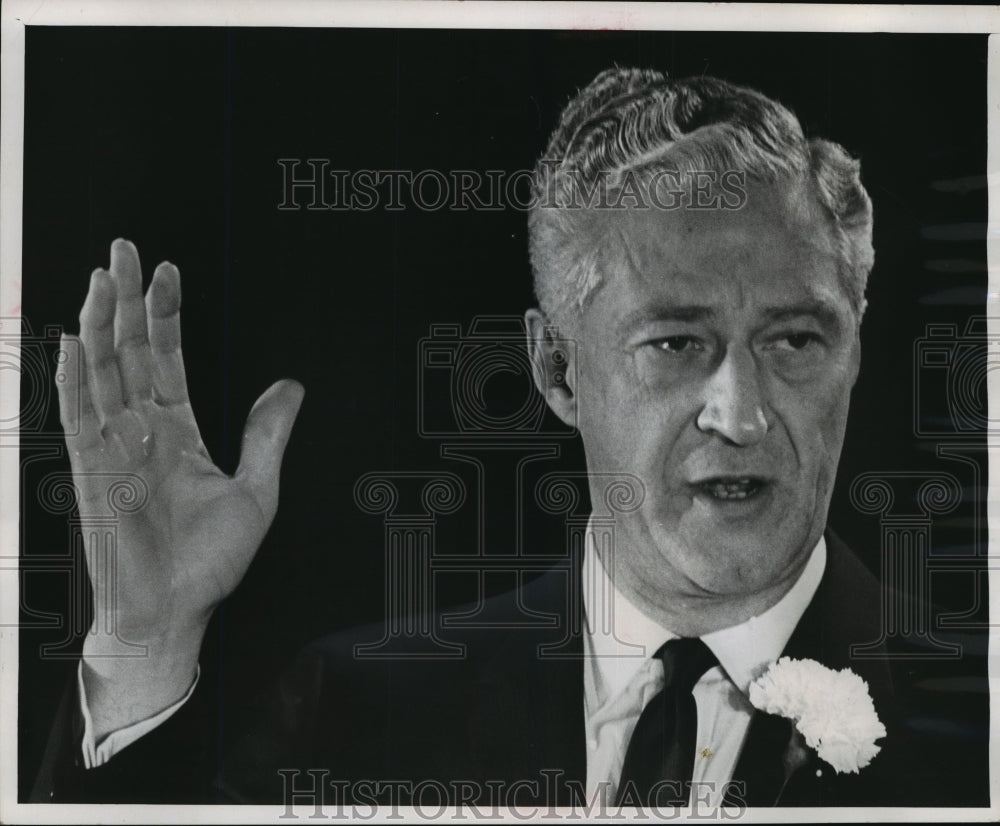1965 Press Photo Warren P Knowles as he was sworn in as Wisconsin&#39;s new governor-Historic Images
