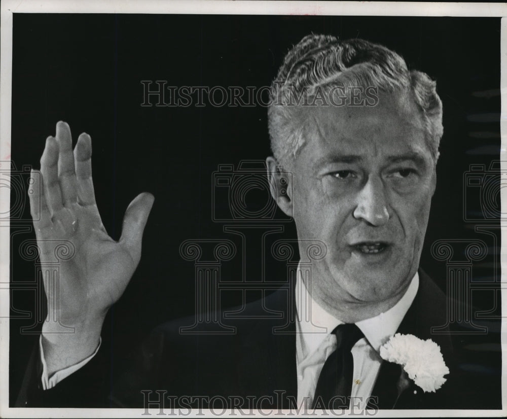 1965 Press Photo Warren P Knowles as he was sworn in as Wisconsin's new governor-Historic Images