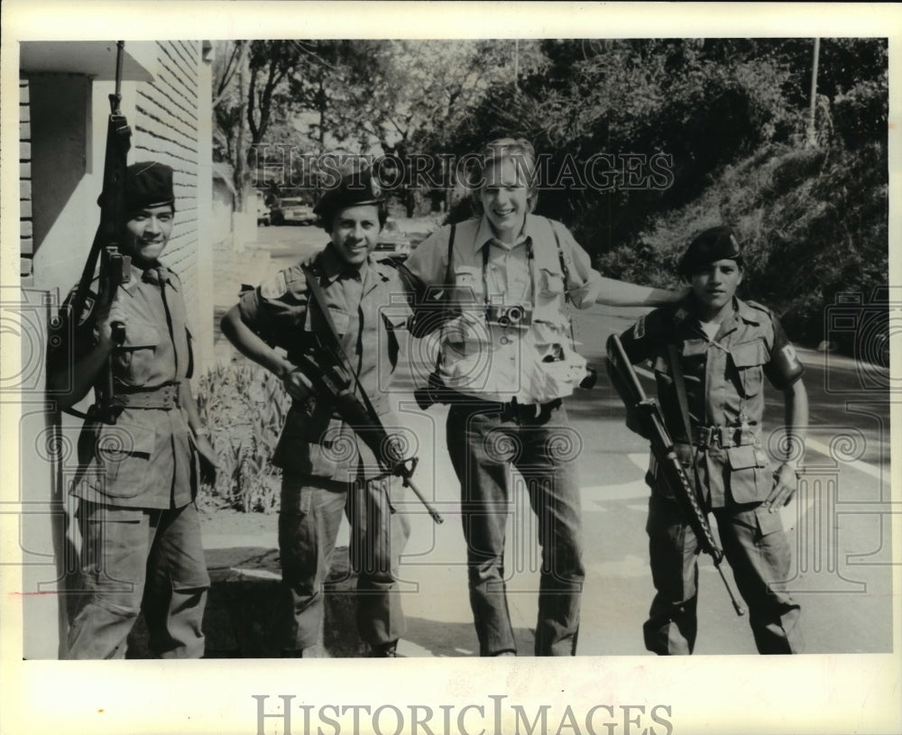 1981 Press Photo Photojournalist Michael Kienitz w/ San Salvador young troops-Historic Images