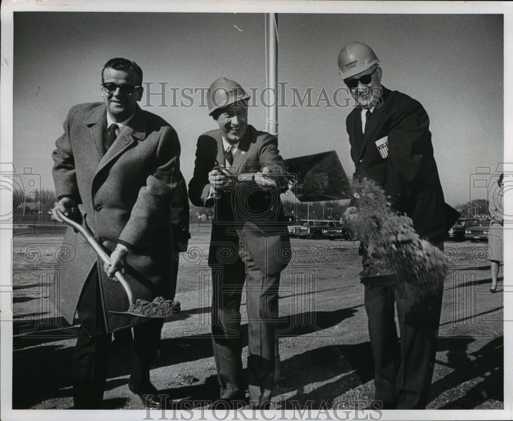 1968 Press Photo Gov Warren Knowles at groundbreaking of Olympic skating rink-Historic Images