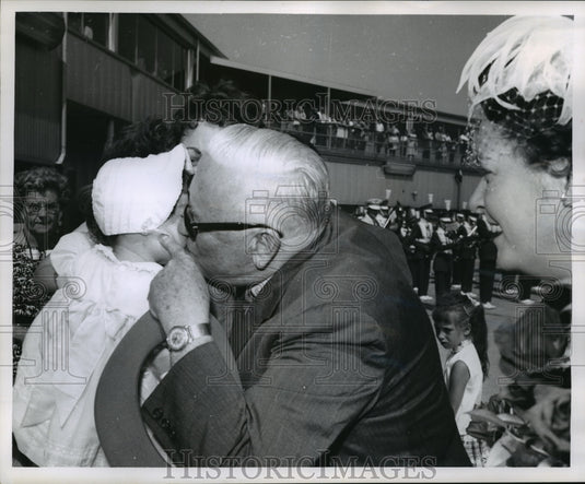 1969 Press Photo Alexander Wiley arrives at General Mitchell Field to campaign-Historic Images