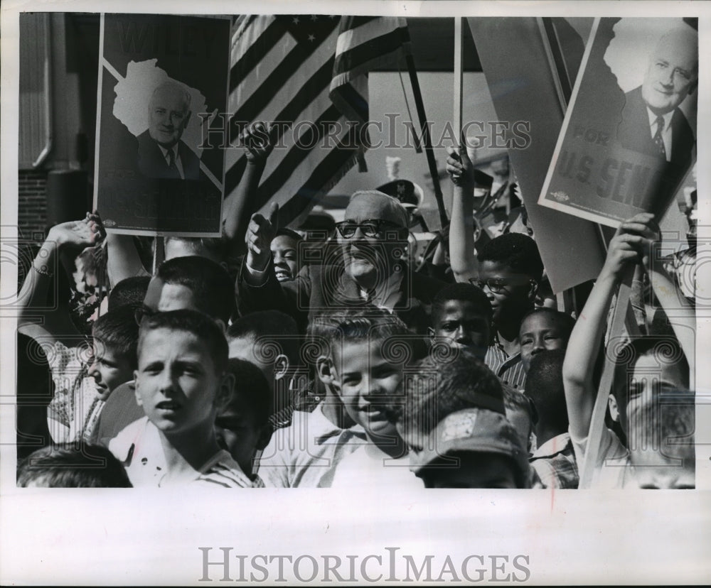 1962 Press Photo Sen Alexander Wiley welcomed by the Milwaukee Boys' club-Historic Images