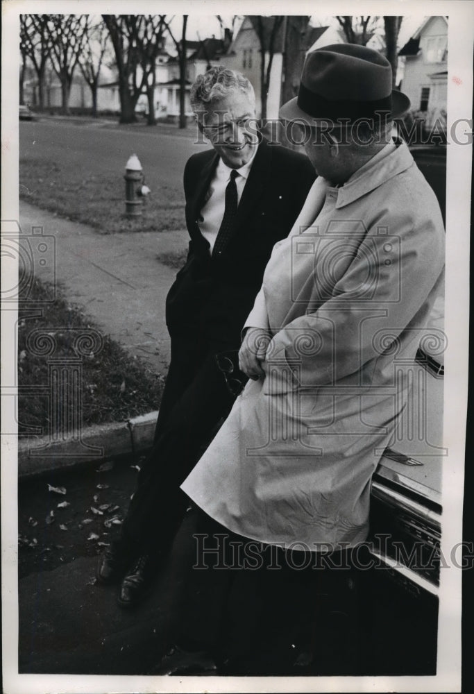 1964 Press Photo Gov Warren Knowles exchanged ideas with Edwin J Cashman-Historic Images