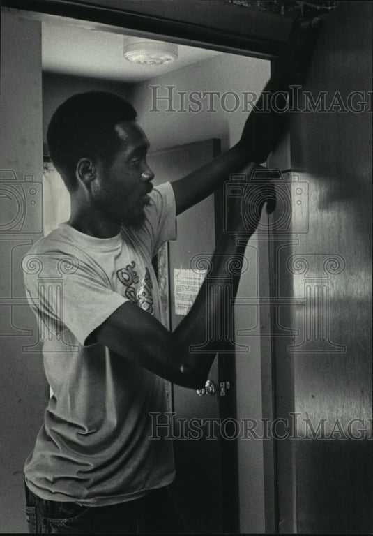 1985 Press Photo John Wilks work on shelter for homeless- pay off municipal fine-Historic Images