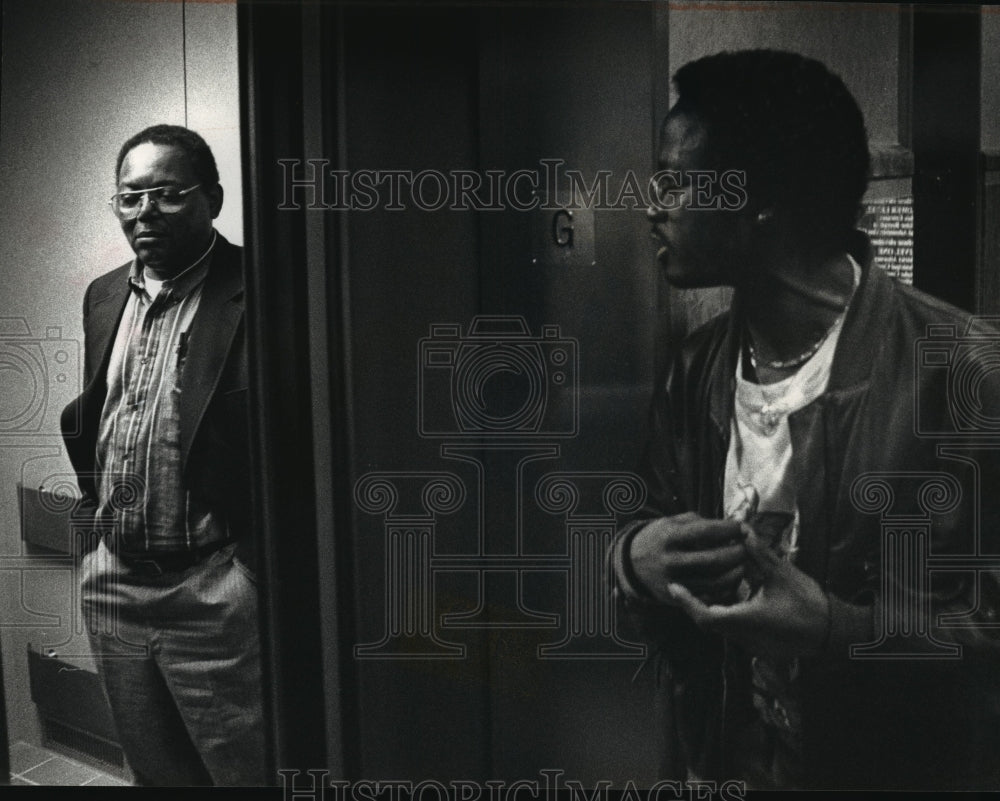 1993 Press Photo Otto White &amp; other relative during Emmett White&#39;s trial-Historic Images