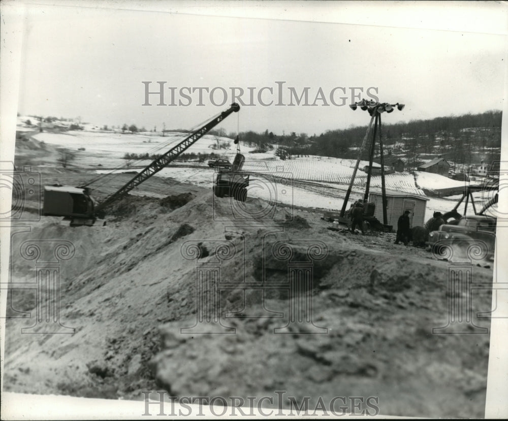 1942 Press Photo Construction Crane Loads Dirt Into Dump Truck In Merrimac-Historic Images