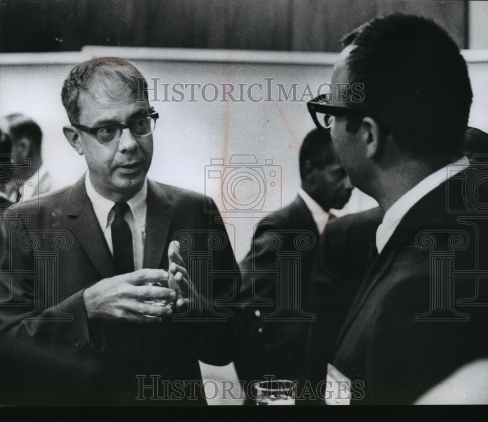 1968 Press Photo Dean John W Wade talking to someone at Milwaukee Athletic Club-Historic Images
