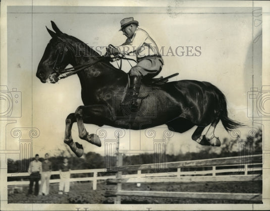 1936 Press Photo Gov. Alfred Mossman Landon takes jump with "Cy" - mja33248-Historic Images