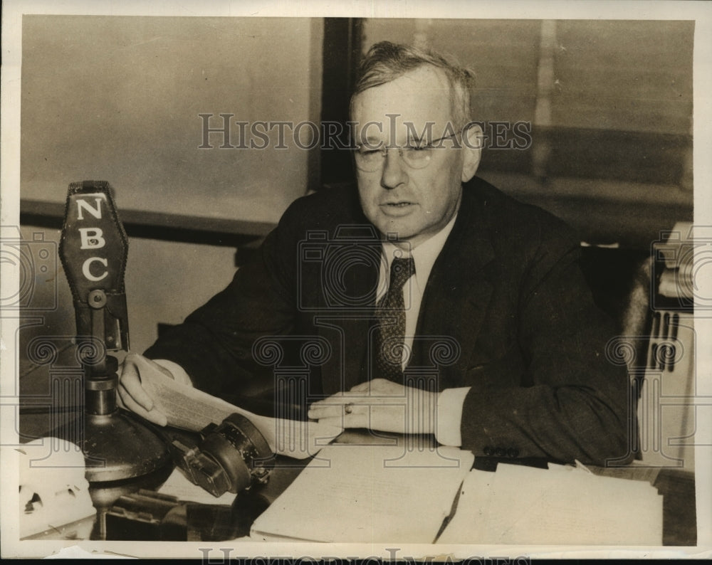 1937 Press Photo Alf Landon in his Topeka Office speaking to radio listeners-Historic Images