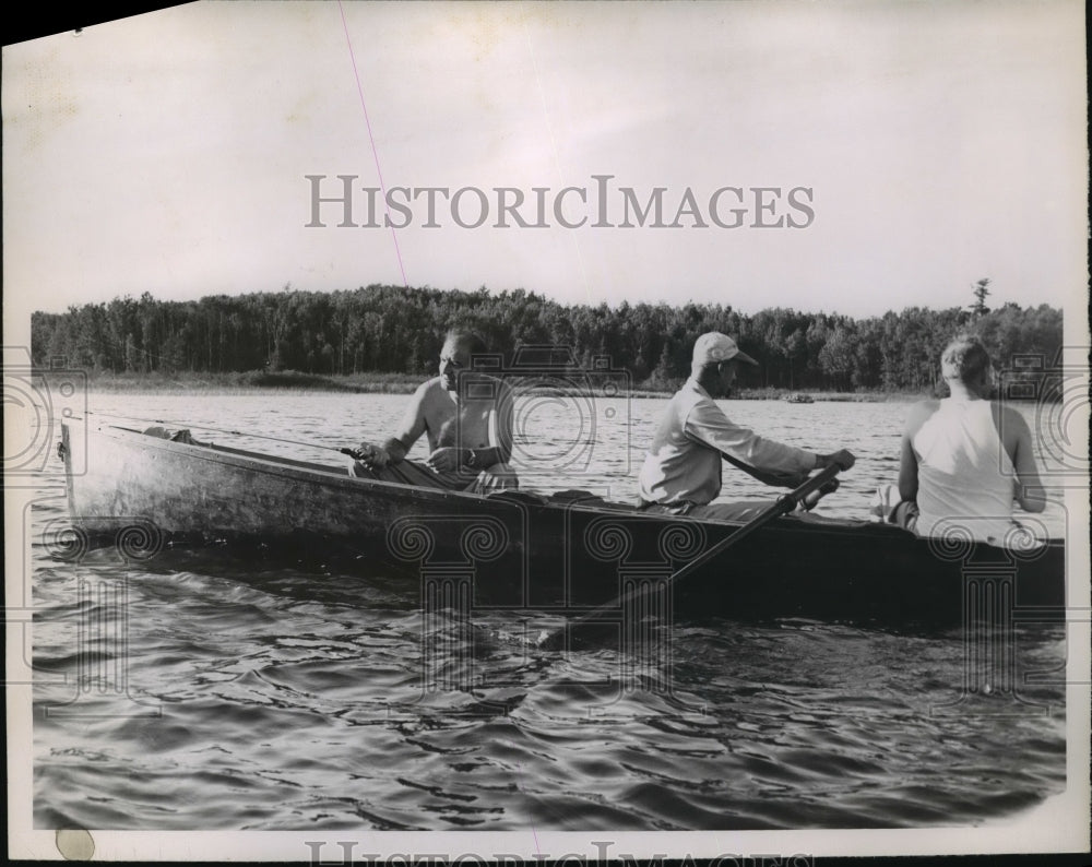 1952 Press Photo Sen Joe McCarthy fish with 2 other at Wisconsin - mja33262-Historic Images