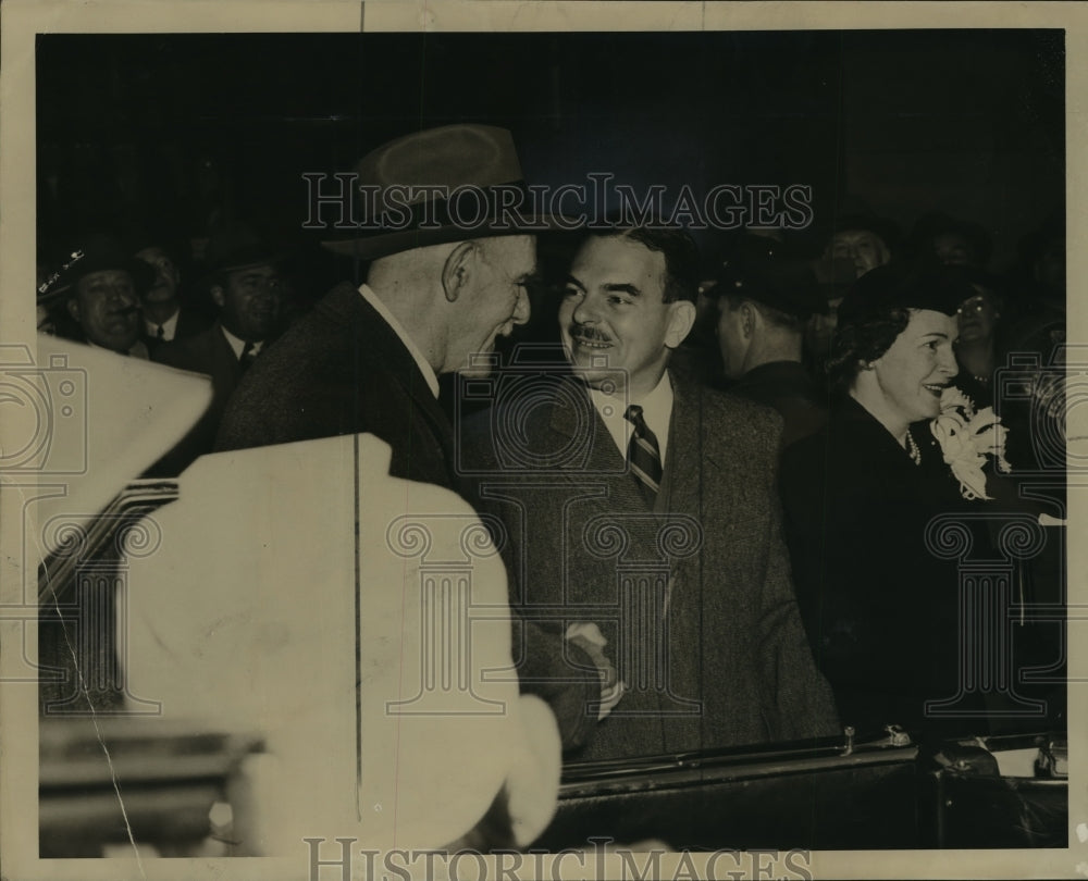 1944 Press Photo Gov. Goodland and Gov. Dewey at the Pfister hotel - mja33271-Historic Images