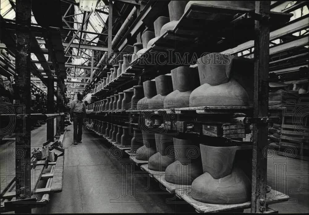1980 Press Photo Alan Garside examined dozens of cast toilet bowls at Kohler Co.-Historic Images