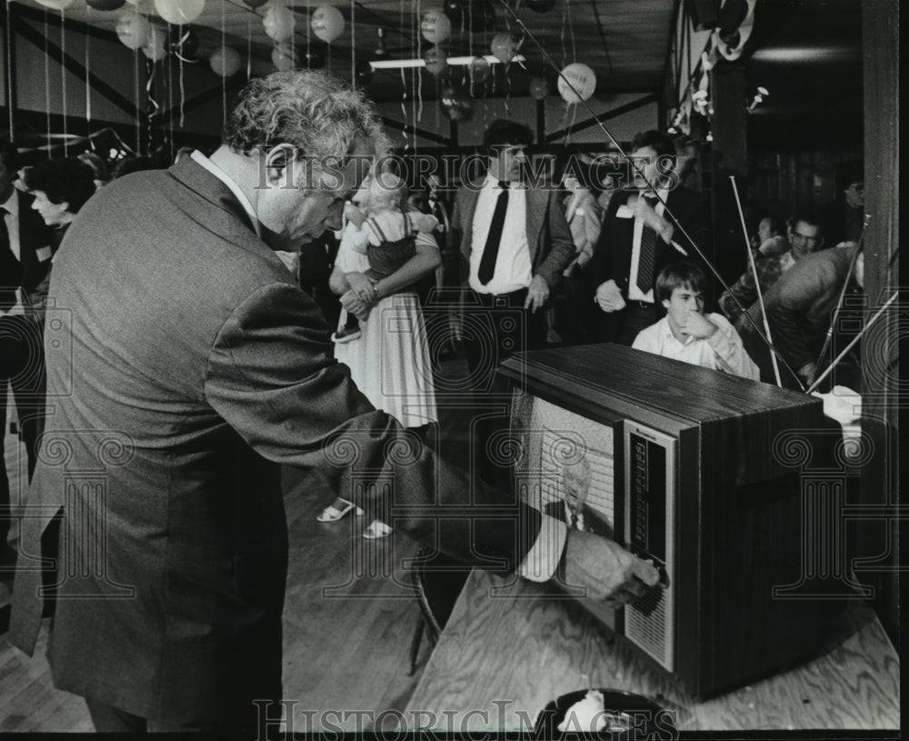 1982 Press Photo Terry J. Kohler, candidate for governor monitored TV coverage-Historic Images