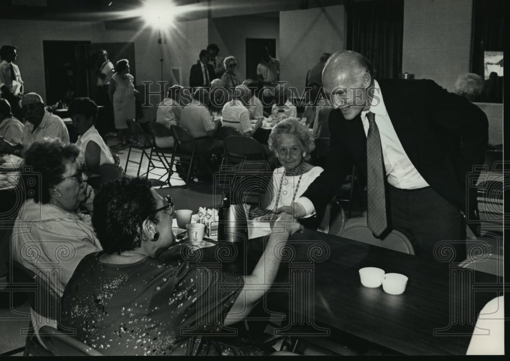 1988 Press Photo Herb Kohl shakes hands at Douglas Park Community Center - Historic Images