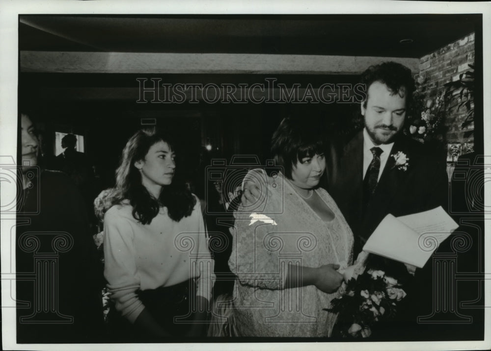 1990 Press Photo Roseanne Barr & Tom Arnold take their wedding vows at home-Historic Images