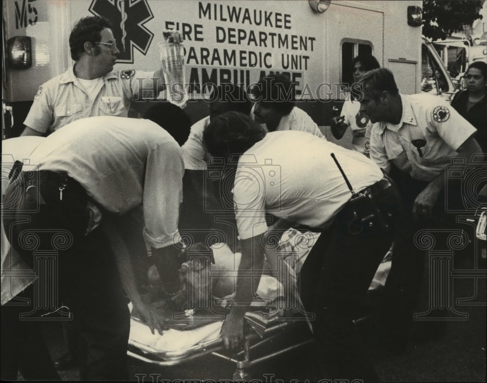 1980 Press Photo Brian White's grandmother, Irene Merrill, treated by paramedics-Historic Images