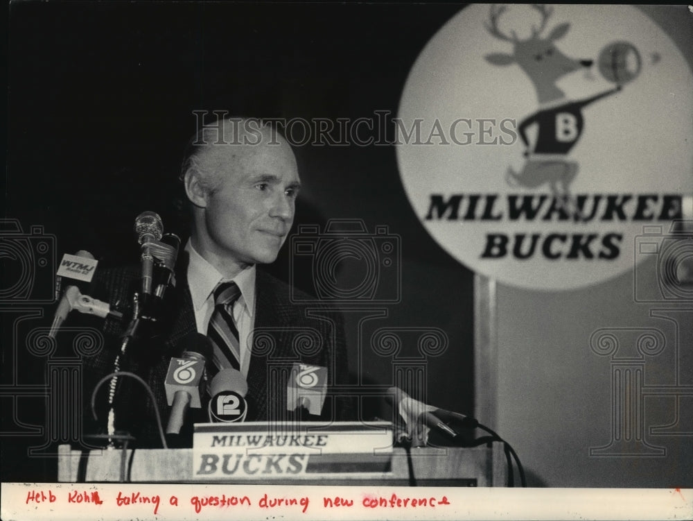 1985 Press Photo Milwaukee Bucks Herb Kohler during a news conference-Historic Images