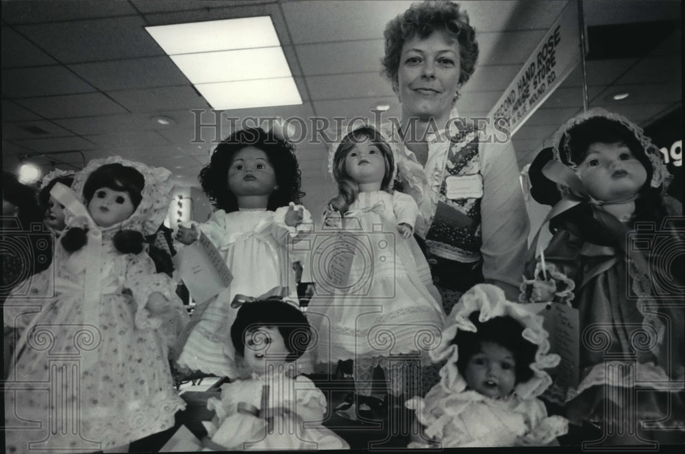 1984 Press Photo Deanna Williams and a few of her porcelain dolls - mja33585-Historic Images