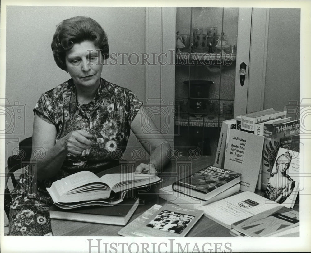 1981 Press Photo Eve Eckert Koehler authored a book in English on Donauschwabens - Historic Images