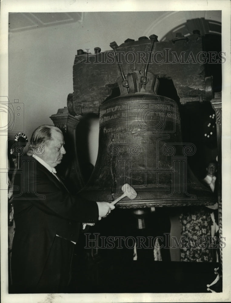 1936 Press Photo The famous Liberty Bell in Independence Hall - mja33610-Historic Images