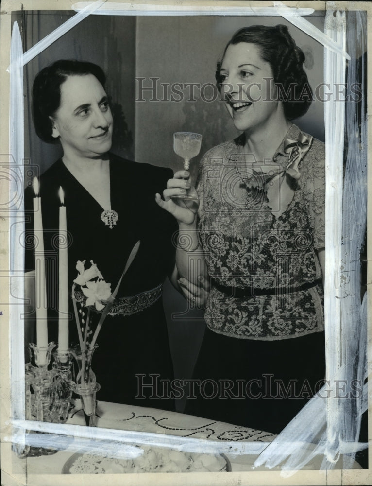 1939 Press Photo Miss Helen Bernard, Mrs. Robert P. McCord at informal parties-Historic Images