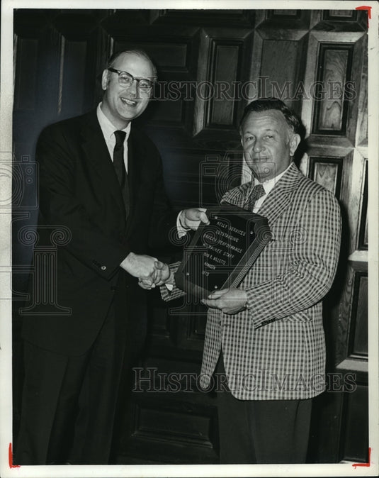1974 Press Photo John R Willetts, manager of Kelly Services, Inc, Milwaukee - Historic Images