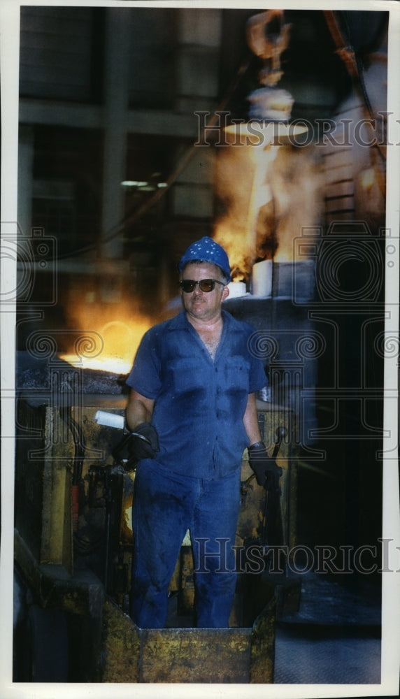 1993 Press Photo John Miller working with a molding machine at Kohler Company-Historic Images