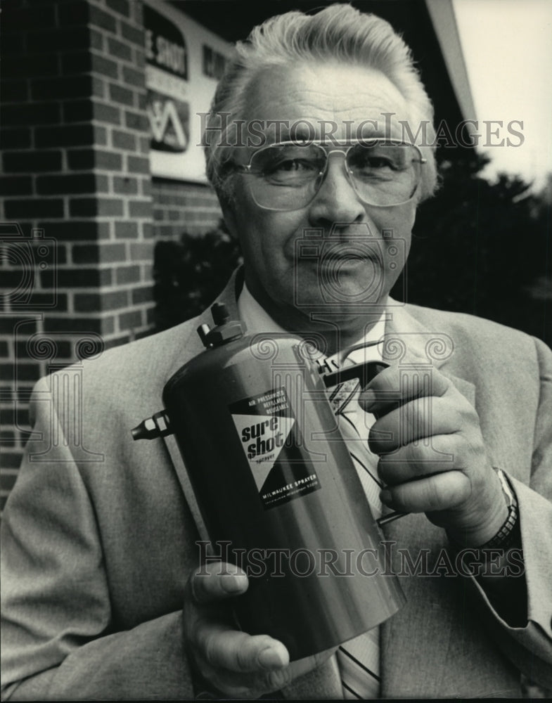 1986 Press Photo Vernon A. Koepp, president of the Milwaukee Sprayer Mfg Co-Historic Images