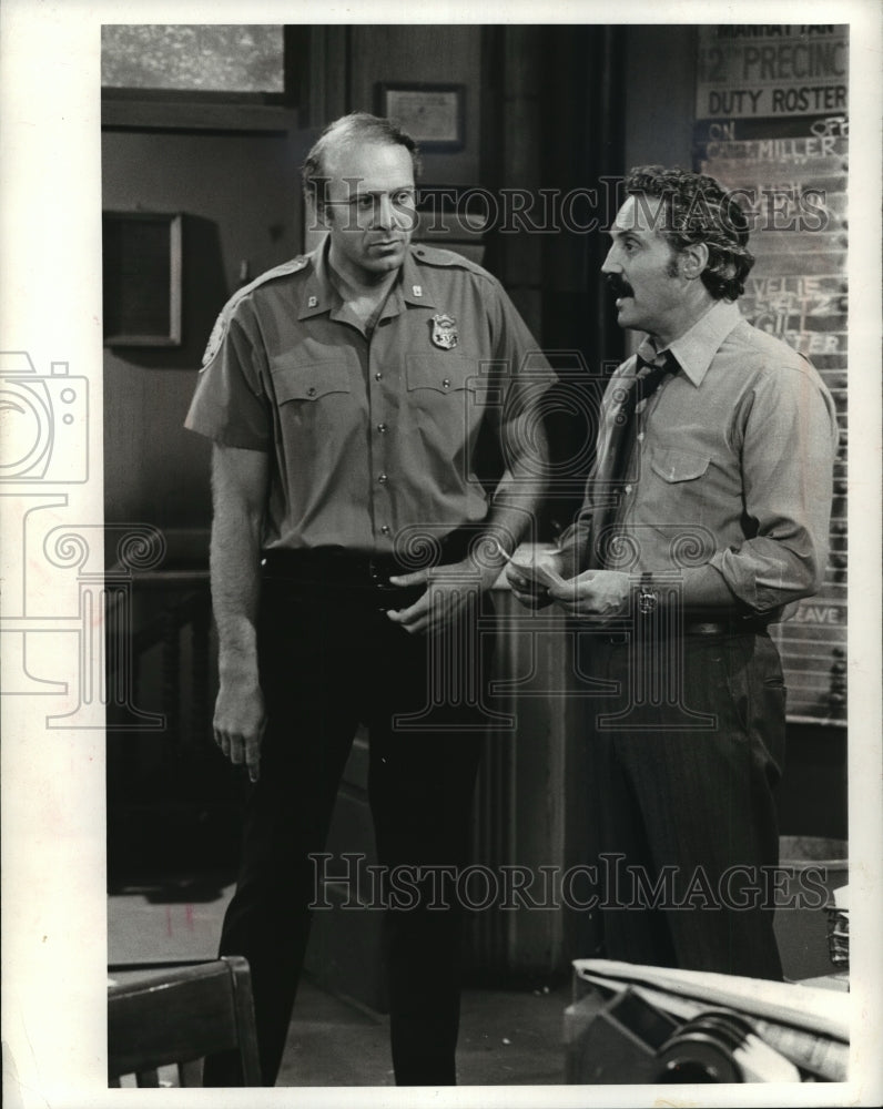 1976 Press Photo Milt Kogan in a scene from Barney Miller, with Hal Linden-Historic Images