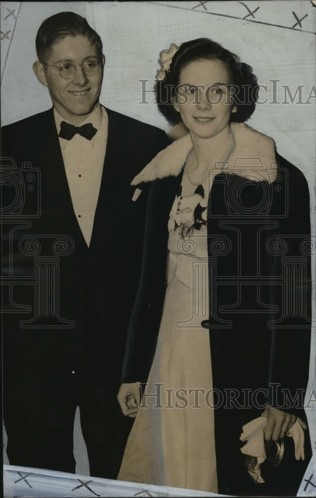 1939 Press Photo Robert Miller and Miss Ruby Hofer during a party - mja33769-Historic Images