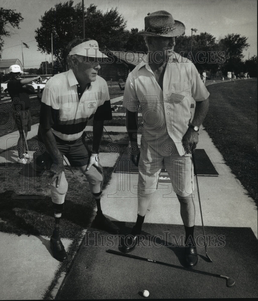 1993 Press Photo Bob Wilson giving pointers to Larry Czaplewski at Golf Clinic-Historic Images