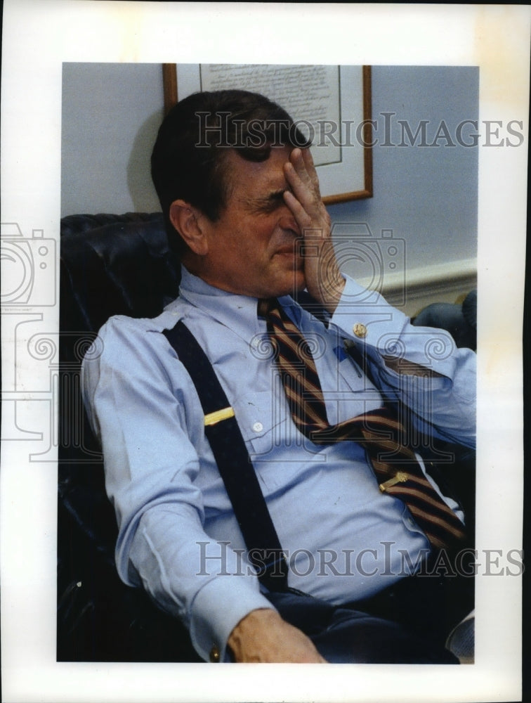 1992 Press Photo Rep. Charles Wilson talking with reporters in Washington-Historic Images