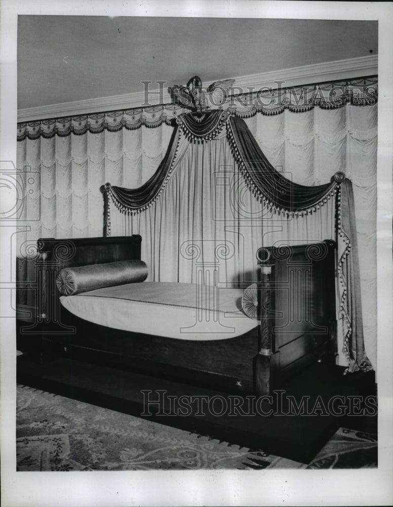 1946 Press Photo Emperor Napoleon&#39;s bed at Jumel Mansion in New York City-Historic Images