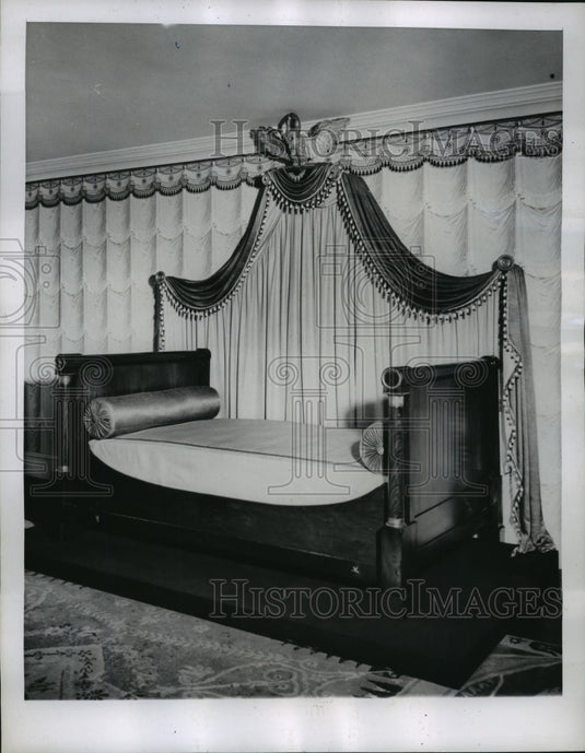 1946 Press Photo Emperor Napoleon's bed at Jumel Mansion in New York City-Historic Images