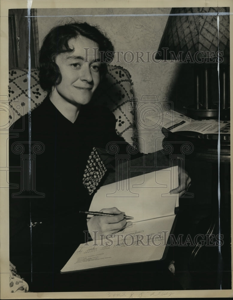 1937 Press Photo Community Fund Drive Mrs. Philip Nolte compiles worker lists-Historic Images