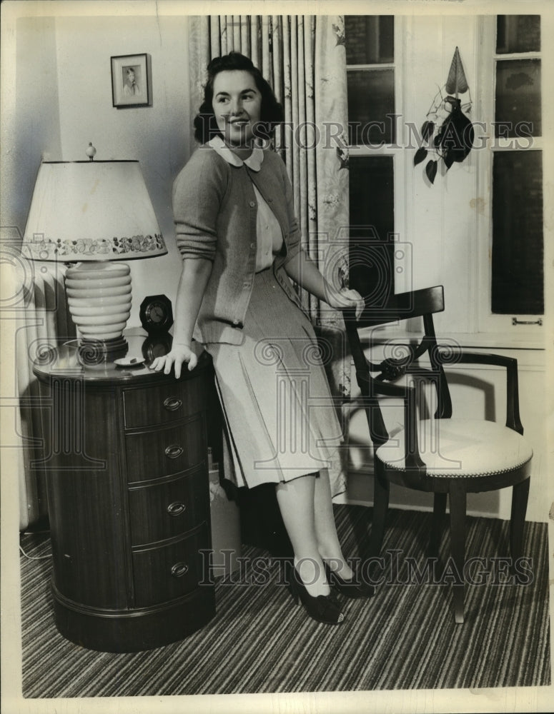 1940 Press Photo Mrs. Roger Nelson posing with furnitures - mja33884 - Historic Images