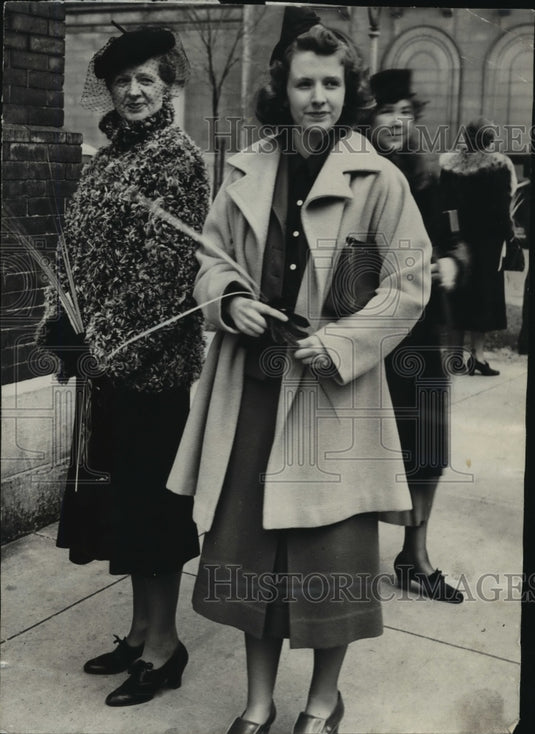1938 Press Photo Mrs L.J. Mueller Jr, Betty Mueller outside church, Palm Sunday-Historic Images