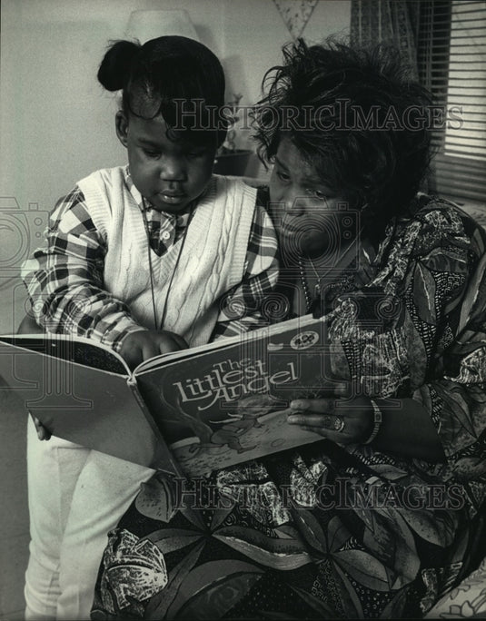 1988 Press Photo Tenants' council leader Ann Wilson and granddaughter-Historic Images