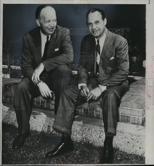 1951 Press Photo Gov.'s Harold Stassen, Walter Kohler at Kohler's home-Historic Images