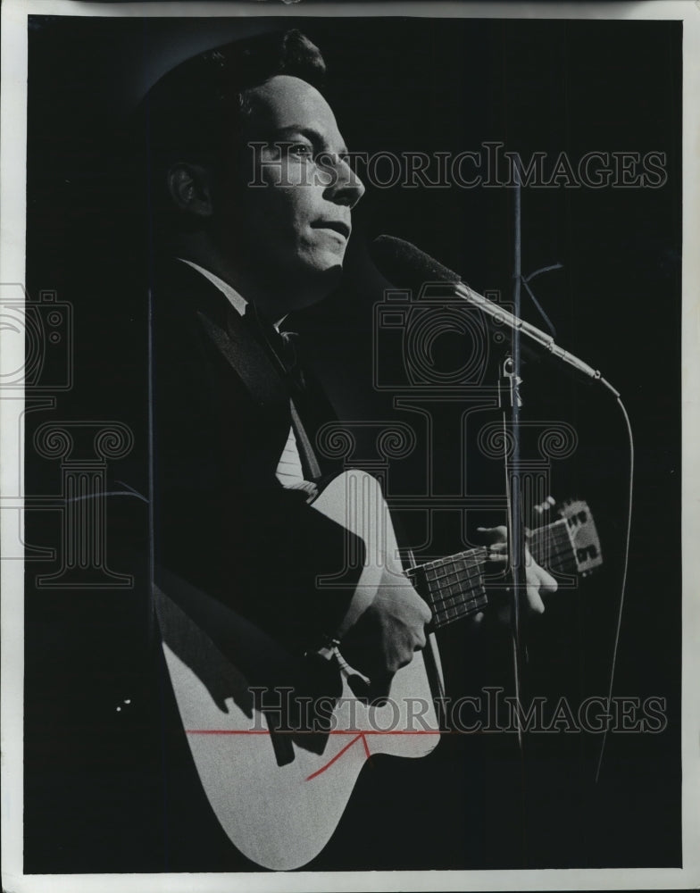 1968 Press Photo Earl Wilson Jr. performing at the Pfister hotel Crown room-Historic Images