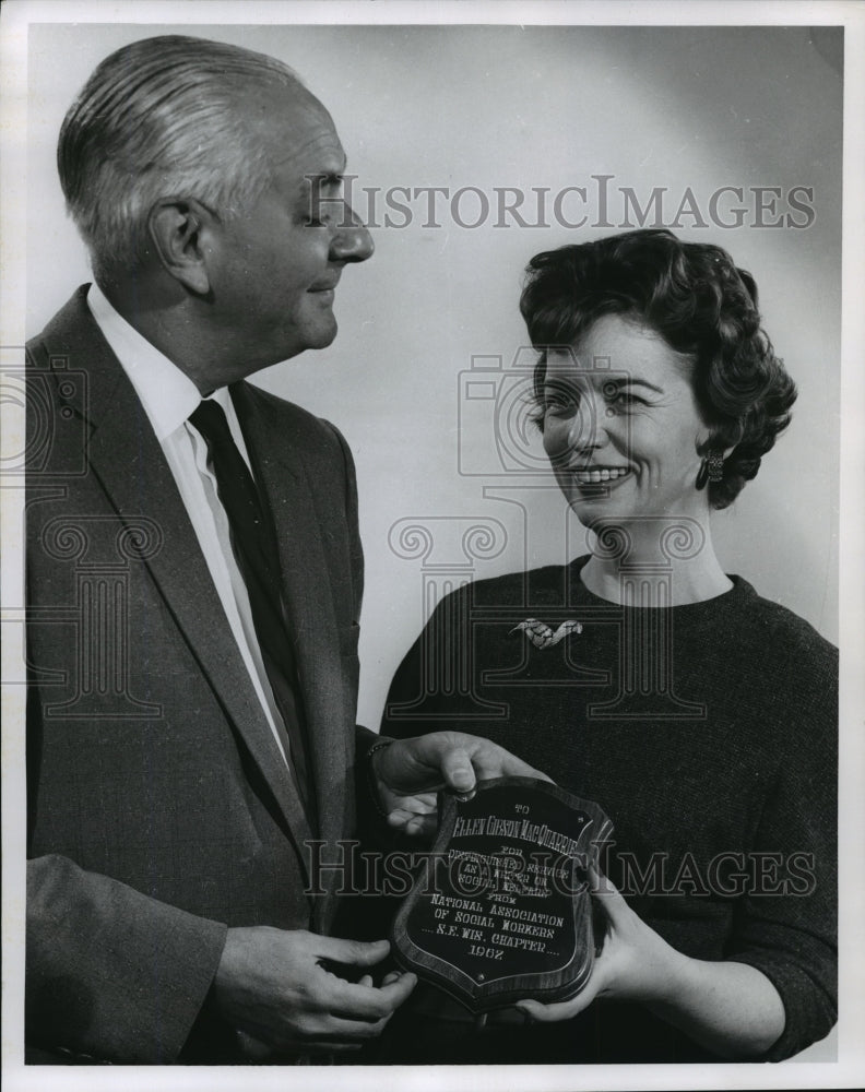 1962 Press Photo Mrs. Henry Summerville Wilson receiving plaque - mja33979-Historic Images