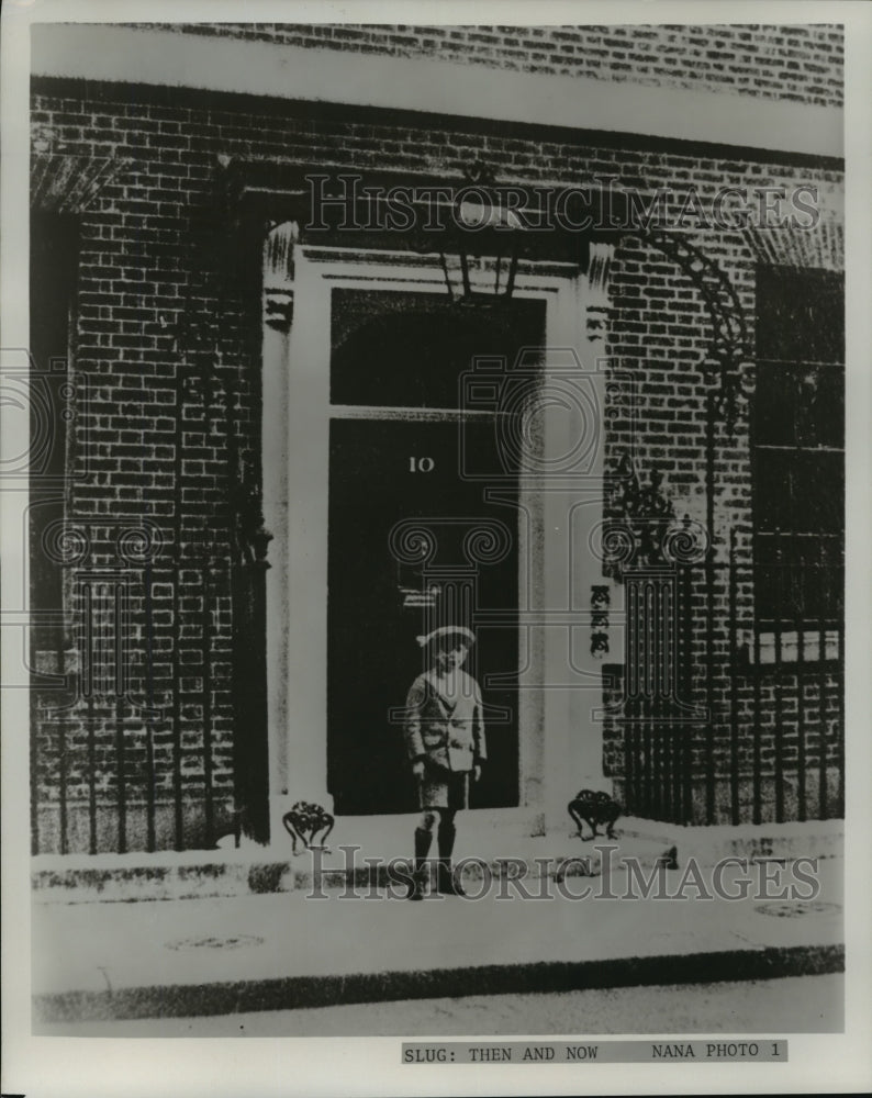 1924 Press Photo Harold Wilson at age of 8 in 1924 in front of No. 10 Downing St-Historic Images