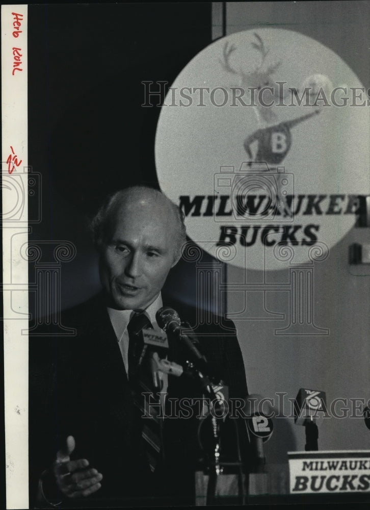 1985 Press Photo Herbert Kohl answered questions about Milwaukee Bucks-Historic Images